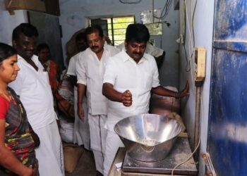 விராலிமலை ரேஷன் கடையில் முன்னாள் அமைச்சர் திடீர் ஆய்வு