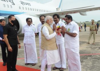 பிரதமர் மோடியை வரவேற்றார் எடப்பாடியார்