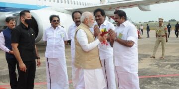 பிரதமர் மோடியை வரவேற்றார் எடப்பாடியார்