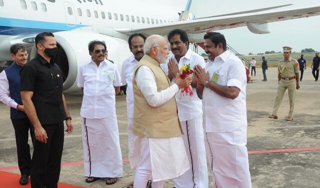 பிரதமர் மோடியை வரவேற்றார் எடப்பாடியார்