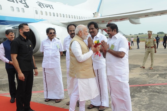 பிரதமர் மோடியை வரவேற்றார் எடப்பாடியார்