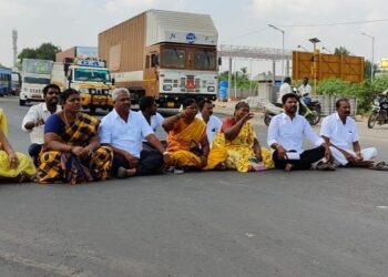 தி.மு.க ஒன்றியக்குழு தலைவரை கண்டித்து கவுன்சிலர்கள் போராட்டம்