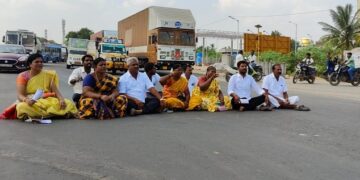 தி.மு.க ஒன்றியக்குழு தலைவரை கண்டித்து கவுன்சிலர்கள் போராட்டம்