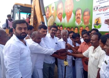 வேப்பனஹள்ளி சட்டமன்ற தொகுதியில் ரூ.4.63 கோடி மதிப்பில் சாலை பணிகள்-முன்னாள் அமைச்சர் கே.பி.முனுசாமி தொடங்கி வைத்தார்