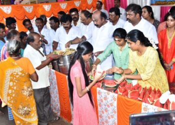 திருப்பரங்குன்றத்தில் 5 ஆயிரம் பேருக்கு அன்னதானம்-மாவட்ட செயலாளர் வி.வி.ராஜன் செல்லப்பா வழங்கினார்