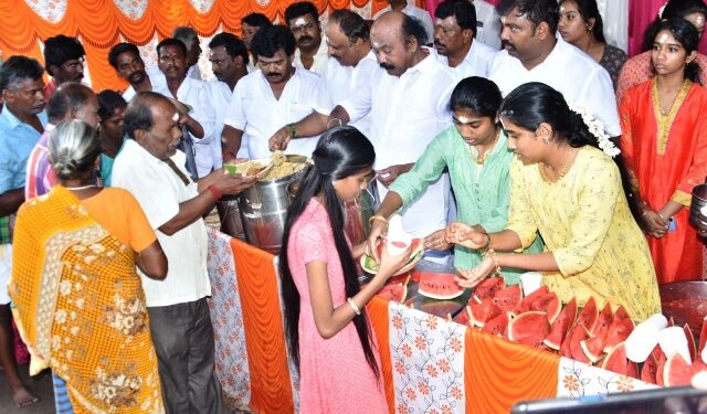 திருப்பரங்குன்றத்தில் 5 ஆயிரம் பேருக்கு அன்னதானம்-மாவட்ட செயலாளர் வி.வி.ராஜன் செல்லப்பா வழங்கினார்