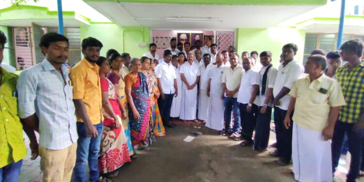 கோவில்பட்டி அ.ம.மு.க.விலிருந்து 200 பேர் விலகல் -முன்னாள் அமைச்சர் கடம்பூர் செ.ராஜூ முன்னிலையில் கழகத்தில் இணைந்தனர்