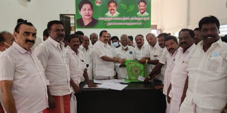 கழக அமைப்பு தேர்தலுக்கான விண்ணப்ப படிவங்கள் – முன்னாள் அமைச்சர்கள் சி.வி.சண்முகம், செஞ்சி.ராமச்சந்திரன் வழங்கினர்