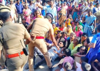 காஞ்சிபுரம் பென்னேரிக்கரையில் வீடுகள் இடித்து தரைமட்டம்-எதிர்ப்பு தெரிவித்து மறியல்: 100-க்கும் மேற்பட்டோர் கைது