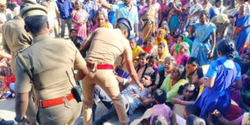 காஞ்சிபுரம் பென்னேரிக்கரையில் வீடுகள் இடித்து தரைமட்டம்-எதிர்ப்பு தெரிவித்து மறியல்: 100-க்கும் மேற்பட்டோர் கைது