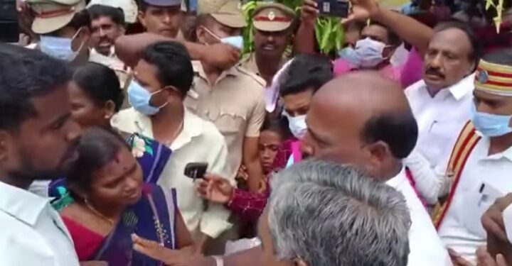 அமைச்சரை முற்றுகையிட்டு பொதுமக்கள் கடும் வாக்குவாதம்-வலங்கைமான் அருகே திடீர் பரபரப்பு