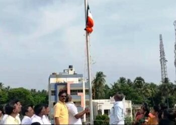 தேசியக்கொடியை தலைகீழாக ஏற்றிய காங்கிரஸ் மேயர்-கும்பகோணம் மாநகராட்சியில் அதிர்ச்சி சம்பவம்