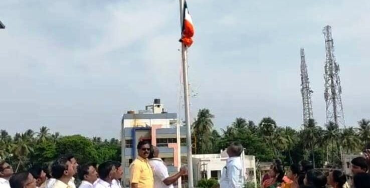 தேசியக்கொடியை தலைகீழாக ஏற்றிய காங்கிரஸ் மேயர்-கும்பகோணம் மாநகராட்சியில் அதிர்ச்சி சம்பவம்