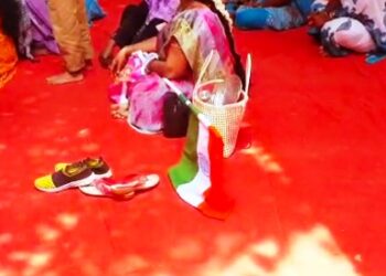 தேசிய கொடியை தனது காலணி அருகே வைத்திருந்த காணொலி-சமூக வலைதளங்களில் வைரலாகி வரும் வீடியோ