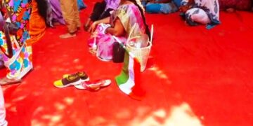 தேசிய கொடியை தனது காலணி அருகே வைத்திருந்த காணொலி-சமூக வலைதளங்களில் வைரலாகி வரும் வீடியோ