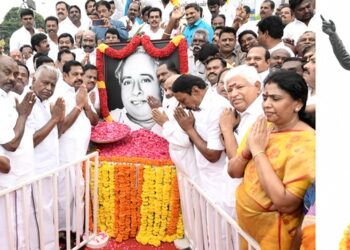 பேரறிஞர் அண்ணா திருவுருவ சிலைக்கு எடப்பாடியார் மலர்தூவி மரியாதை