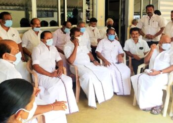 கழகத்தின் வளர்ச்சியை முடக்க தி.மு.க. சதி -சட்டமன்ற எதிர்க்கட்சி கொறடா எஸ்.பி.வேலுமணி குற்றச்சாட்டு