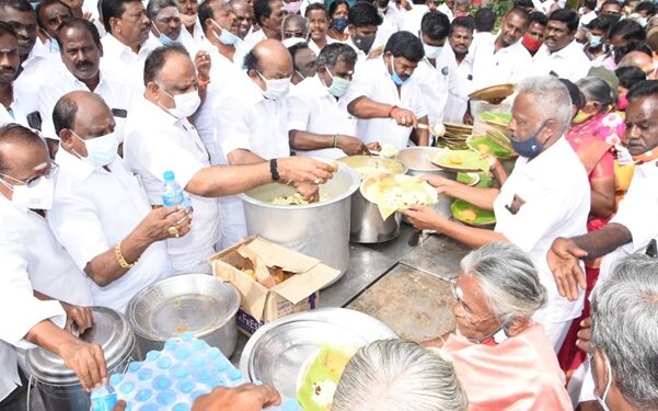 மதுரை திருப்பரங்குன்றத்தில் 5000 பேருக்கு அன்னதானம் -மாவட்ட கழக செயலாளர் வி.வி.ராஜன்செல்லப்பா வழங்கினார்