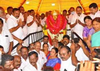 தீரன் சின்னமலை திருவுருவ சிலைக்கு ஒருங்கிணைப்பாளர்கள் மரியாதை – முன்னாள் அமைச்சர்கள்- கழக நிர்வாகிகள் பங்கேற்பு