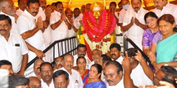 தீரன் சின்னமலை திருவுருவ சிலைக்கு ஒருங்கிணைப்பாளர்கள் மரியாதை – முன்னாள் அமைச்சர்கள்- கழக நிர்வாகிகள் பங்கேற்பு