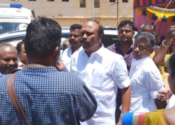 பத்திரிகையாளரை அடிக்க பாய்ந்த அமைச்சர் பெரிய கருப்பன்-சிவகங்கையில் பரபரப்பு சம்பவம்