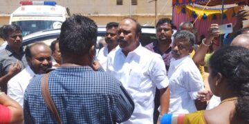 பத்திரிகையாளரை அடிக்க பாய்ந்த அமைச்சர் பெரிய கருப்பன்-சிவகங்கையில் பரபரப்பு சம்பவம்