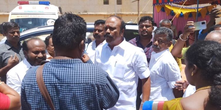 பத்திரிகையாளரை அடிக்க பாய்ந்த அமைச்சர் பெரிய கருப்பன்-சிவகங்கையில் பரபரப்பு சம்பவம்