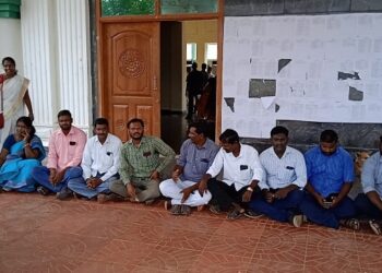 அரசு கல்லூரி முன்பு விரிவுரையாளர்கள் தர்ணா-விடியா அரசின் உயர்கல்வித்துறை அமைச்சர் தொகுதியில் அரங்கேறிய அவலம்