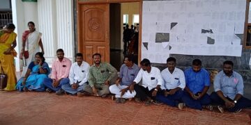 அரசு கல்லூரி முன்பு விரிவுரையாளர்கள் தர்ணா-விடியா அரசின் உயர்கல்வித்துறை அமைச்சர் தொகுதியில் அரங்கேறிய அவலம்