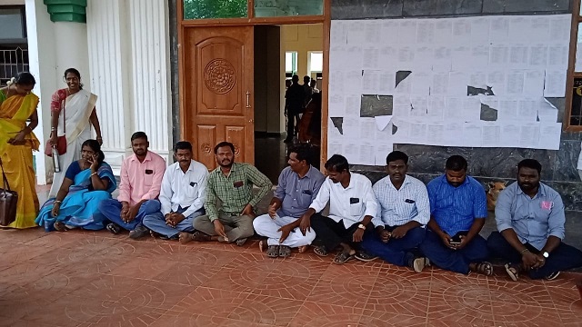 அரசு கல்லூரி முன்பு விரிவுரையாளர்கள் தர்ணா-விடியா அரசின் உயர்கல்வித்துறை அமைச்சர் தொகுதியில் அரங்கேறிய அவலம்