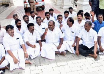 சட்டமன்ற எதிர்க்கட்சி துணைத்தலைவர் ஆர்.பி.உதயகுமார் தர்ணா போராட்டம்-மதுரை மாவட்ட ஆட்சியர் அலுவலகத்தில் பரபரப்பு