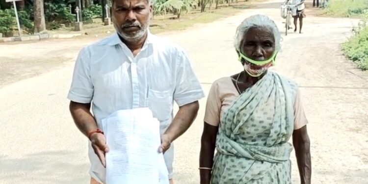 மூதாட்டி நிலத்தை அபகரிக்க முயற்சி: அமைச்சரின் உறவினர் மீது புகார்