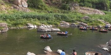 ஒகேனக்கல்லுக்கு மீண்டும் சுற்றுலா பயணிகள் வருகை – பரிசலில் உற்சாக பயணம்