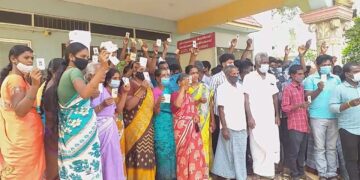 நகராட்சி அலுவலகத்தை வாக்காளர்கள் முற்றுகை – அடையாள அட்டைகளை வீசி எறிந்ததால் பரபரப்பு