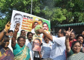 கழக தலைமை அலுவலகத்தின் சாவியை எடப்பாடியாரிடம் ஒப்படைக்க வேண்டும்