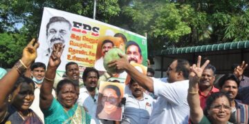 கழக தலைமை அலுவலகத்தின் சாவியை எடப்பாடியாரிடம் ஒப்படைக்க வேண்டும்