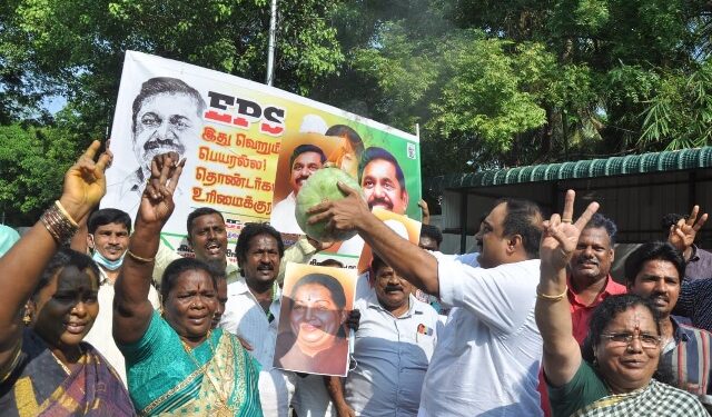 கழக தலைமை அலுவலகத்தின் சாவியை எடப்பாடியாரிடம் ஒப்படைக்க வேண்டும்