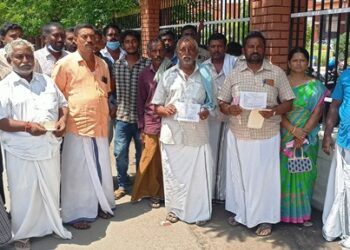 சொத்துக்களை அபகரிக்க திட்டமிட்டு தாக்குதல்-சேலம் தி.மு.க. நிர்வாகிகள் மீது ஆட்சியரிடம், வியாபாரி புகார்