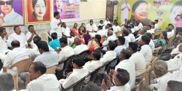 புதுச்சேரி கிழக்கு மாநில கழக ஆலோசனை கூட்டம்-செயலாளர் அன்பழகன் தலைமையில் நடைபெற்றது