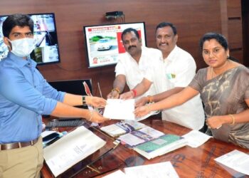 பல்வேறு அடிப்படை வசதிகளை உடனே நிறைவேற்றி தர வேண்டும் -மாநகராட்சி ஆணையரிடம் கழக மாமன்ற உறுப்பினர்கள் மனு