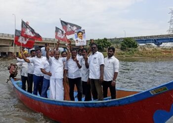 கழக முன்னாள் எம்.எல்.ஏ தலைமையில் படகில் சென்று மீனவர்கள் போராட்டம்