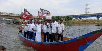 கழக முன்னாள் எம்.எல்.ஏ தலைமையில் படகில் சென்று மீனவர்கள் போராட்டம்