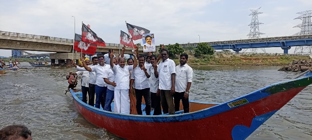 கழக முன்னாள் எம்.எல்.ஏ தலைமையில் படகில் சென்று மீனவர்கள் போராட்டம்