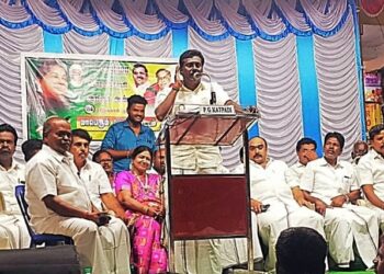 அரசு ஊழியர்கள், மக்களுக்கு நெற்றியில் பூச நாமக்கட்டியை வழங்கியிருக்கிறார் ஸ்டாலின்