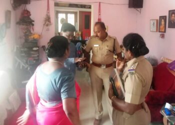 வீடு புகுந்து பணம் கொள்ளை, பேராசிரியையிடம் செயின் பறிப்பு – மர்ம நபர்கள் தப்பி ஓட்டம்