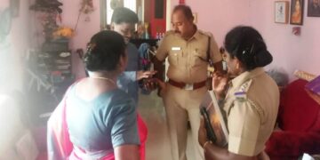 வீடு புகுந்து பணம் கொள்ளை, பேராசிரியையிடம் செயின் பறிப்பு – மர்ம நபர்கள் தப்பி ஓட்டம்