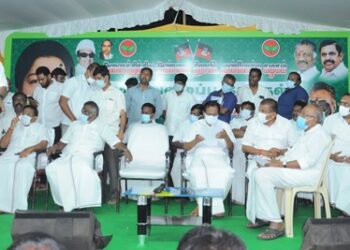 குறைகளை சுட்டிக் காட்டினால் ரெய்டு நடத்துவதா? தி.மு.க. அரசுக்கு எதிர்க்கட்சி கொறடா எஸ்.பி.வேலுமணி கண்டனம்