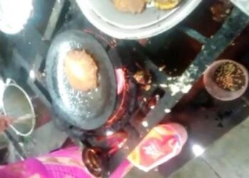 மதுரை புதூர் அம்மா உணவகத்தில் மாநகராட்சி அனுமதியின்றி பூரி, வடை, ஆம்லெட் விற்பனை