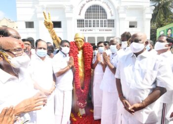 புரட்சித்தலைவி அம்மா சிலைக்கு ஒருங்கிணைப்பாளர்கள் மரியாதை