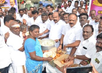 மதுரை புறநகர் மாவட்டத்தில் 5000 பேருக்கு அன்னதானம்-கிழக்கு மாவட்ட கழக செயலாளர் வி.வி.ராஜன் செல்லப்பா வழங்கினார்